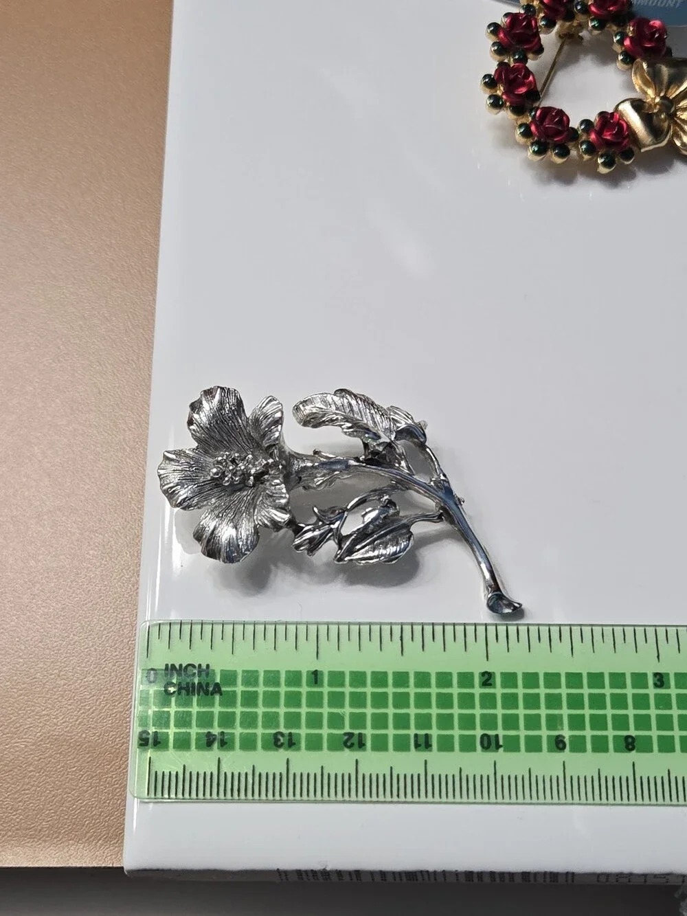 Avon Gold-tone Wreath Brooch with Red Rose Accents / Slivet Flower Brooch
